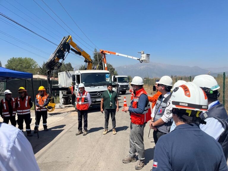CGE y autoridades participan en faena preventiva de mantemiento de redes de distribución eléctrica en Pirque