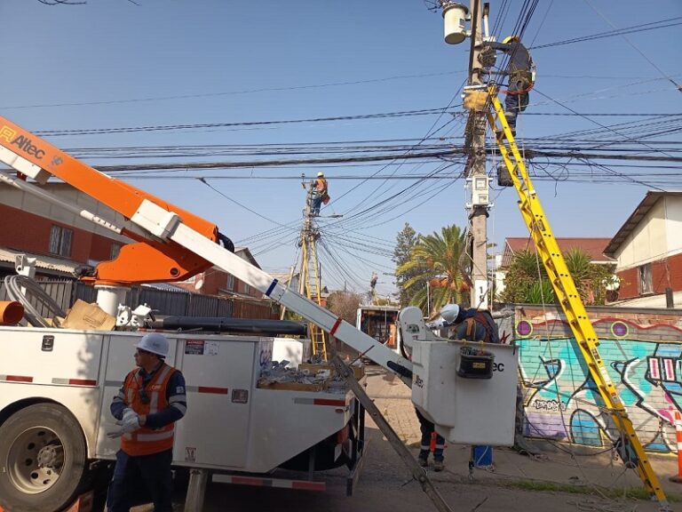 CGE avanza en plan de mantenimiento anual en comunas de la zona Metropolitana Oriente