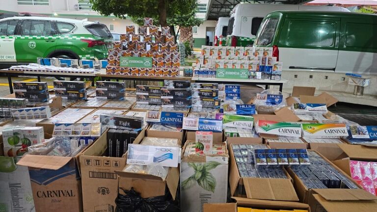 Hasta fuegos artificiales: descubren bodega clandestina, hay 2 detenidos y ambulantes deben dejar calle Covadonga