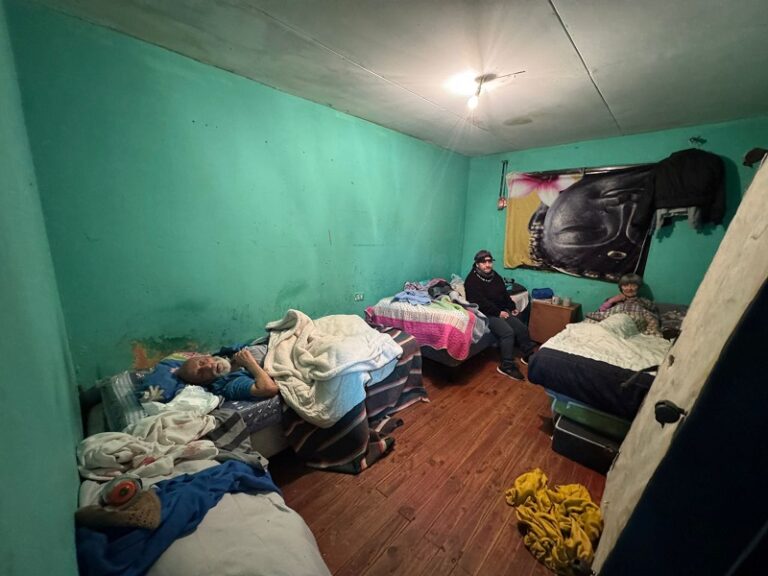 Abuelitos con sarna, desnutridos y sin comida: clausuran hogar de ancianos clandestino en San Bernardo